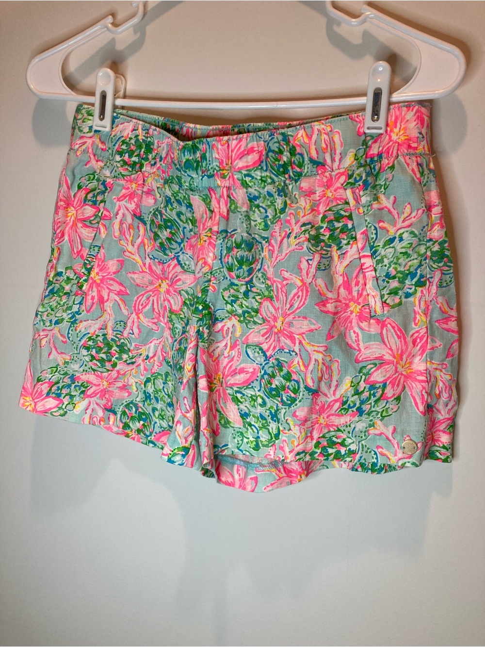 Lilly Pulitzer Pink & Green Floral Pull-On Shorts with turtle print XS - Picture 2 of 5